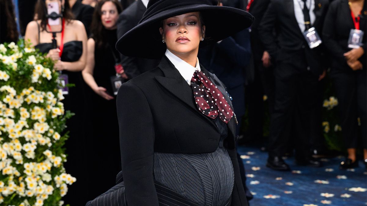 Ріанна вагітна втретє: співачка з'явилася на публіці та підтвердила, що при надії