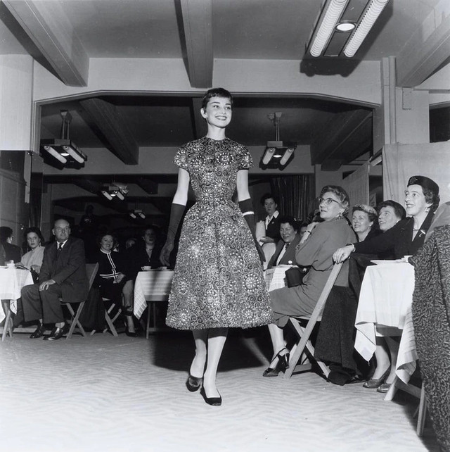 На фешн-шоу у магазині Герзон в Амстердамі (2 листопада 1954 р.) - фото 556238