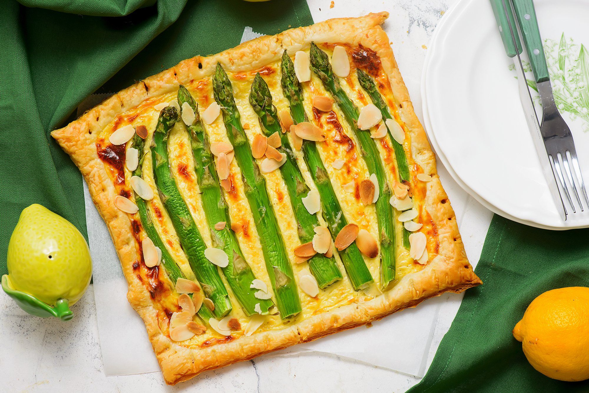 Ви закохаєтесь у цей рецепт: готуємо тарт зі спаржею та сиром