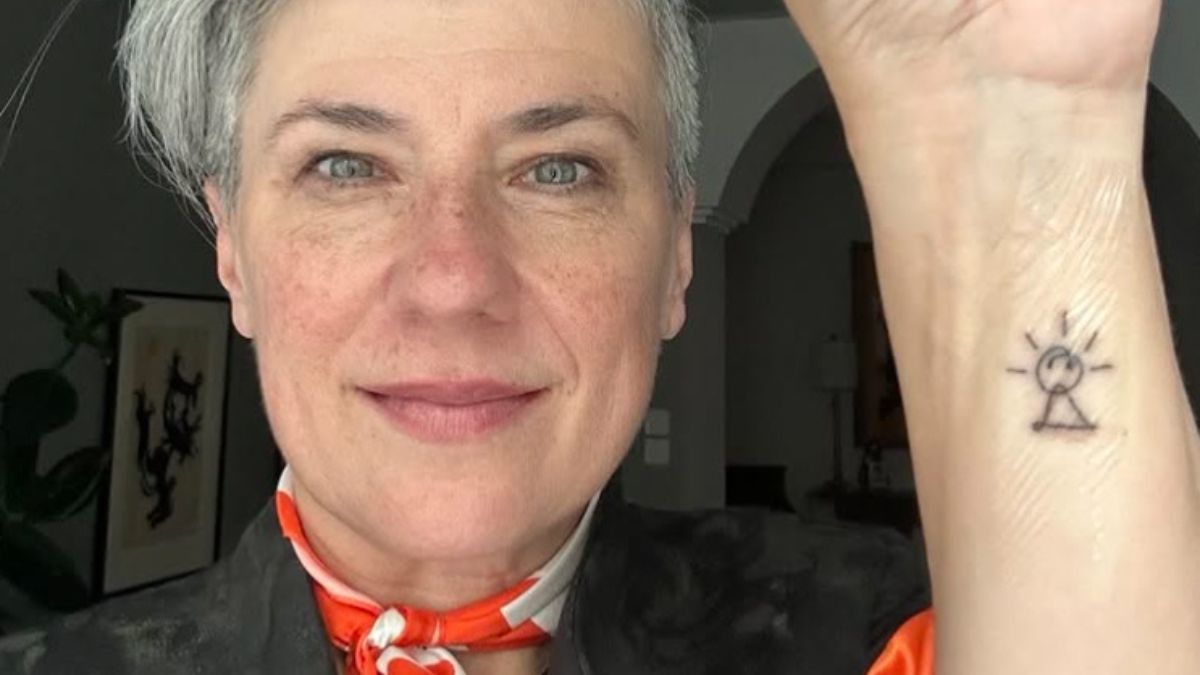 Посолка Канади зробила тату на підтримку українських жінок в окупації