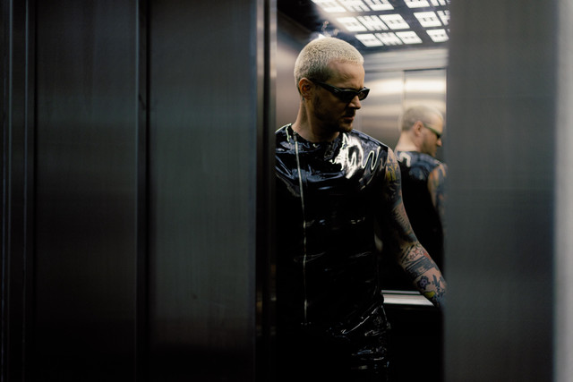 Женя Галич без O.Torvald: музикант розпочав сольний проєкт піснею 'Ліфт' - фото 556568