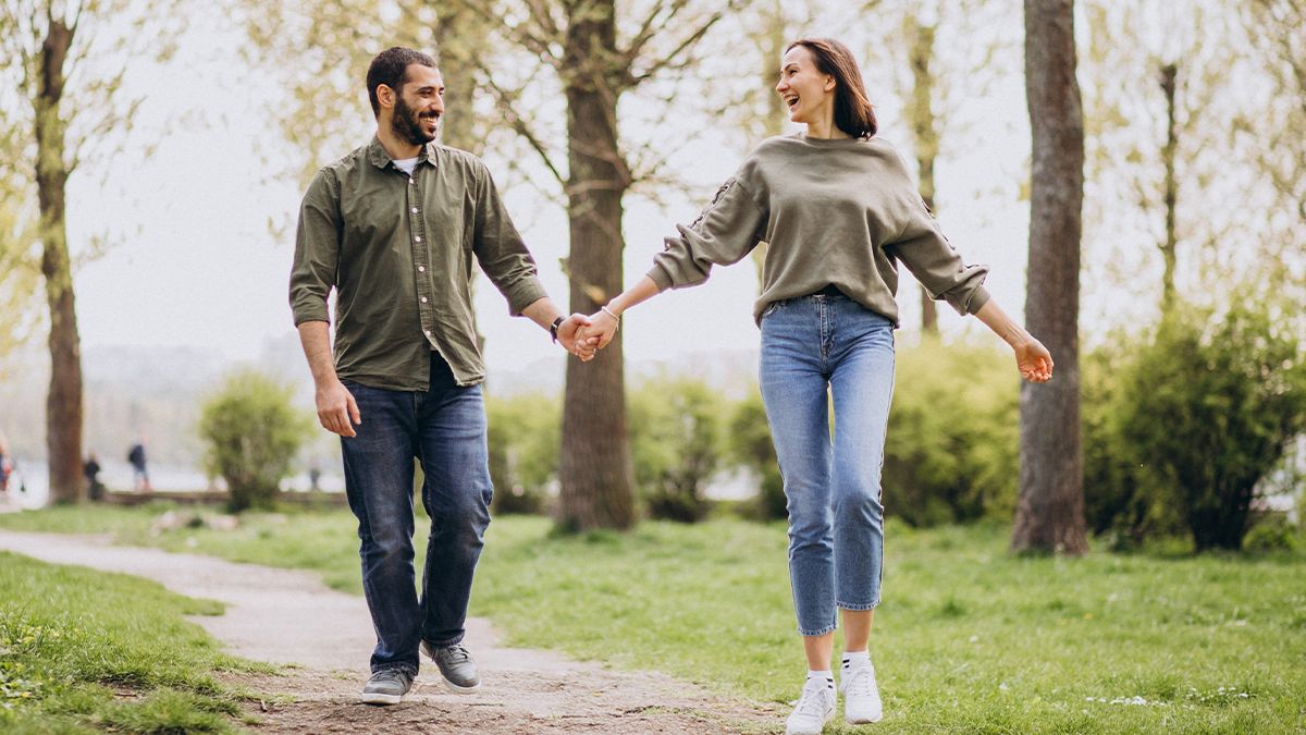 Швидкість ходьби партнера може свідчити про рівень закоханості: вчені пояснили зв'язок