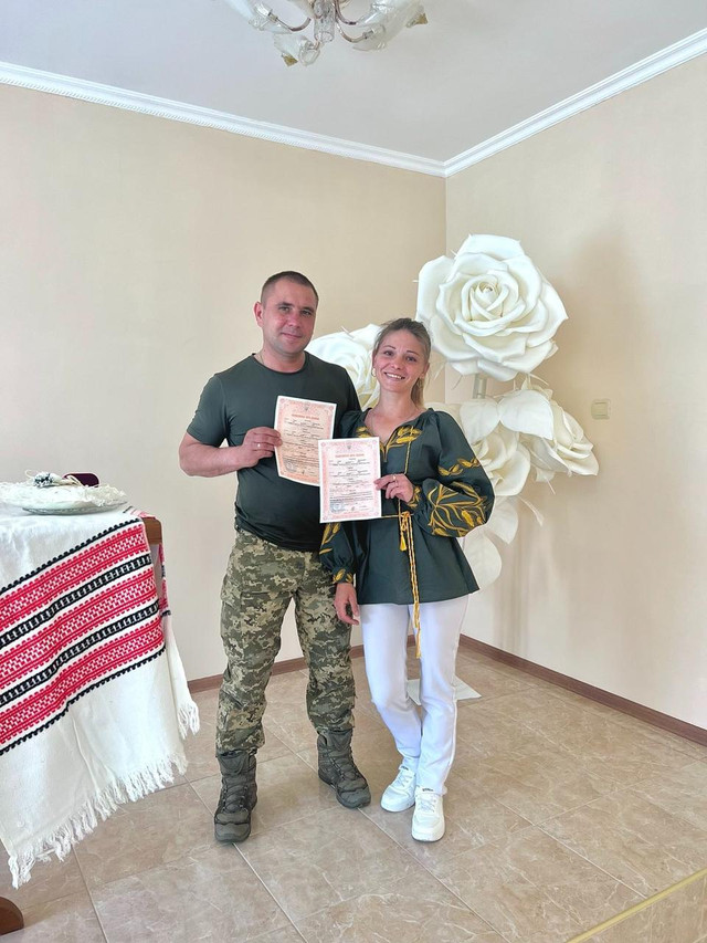 Наречені охоче одружувалися у вишиванках - фото 556725