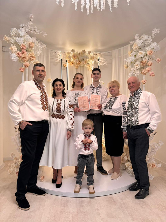 Прекрасні фото з весіль у вишиванках розчулили мережу - фото 556726