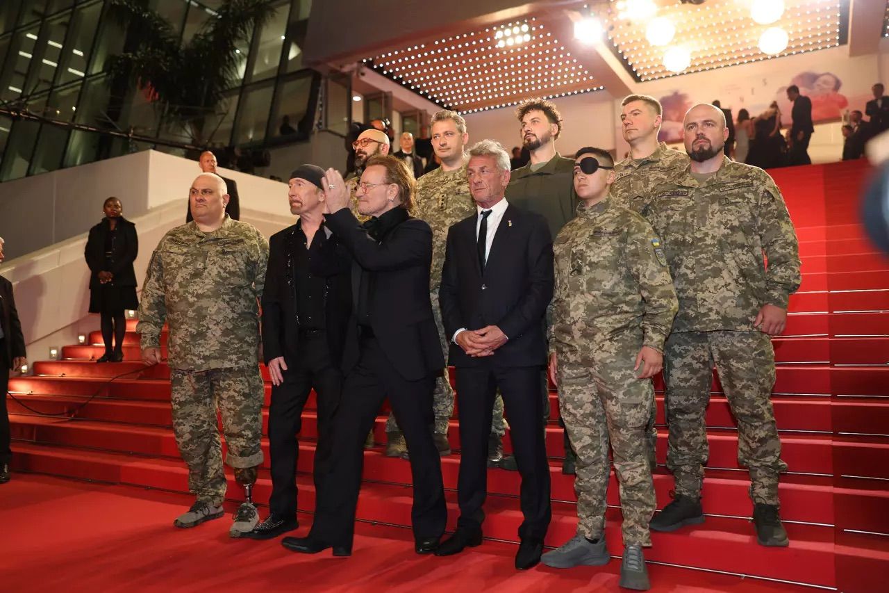 Боно з U2 вийшов на червоний хідник з українськими військовими - фото 1