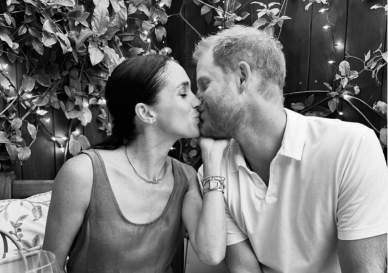 Святкують вовняне весілля: головні злети і падіння історії кохання принца Гаррі й Меган