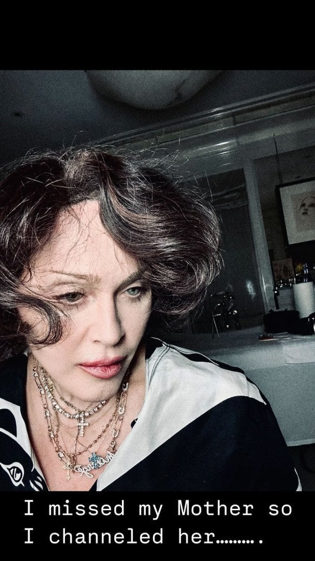 Співачка змінила образ на честь своєї померлої мами - фото 556889