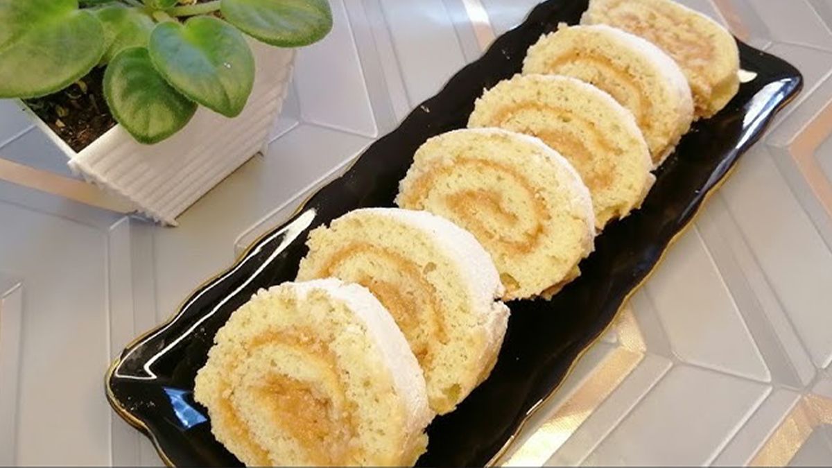 Простий десерт до чаю за 30 хвилин: готуємо ніжний бісквітний рулет зі згущеним молоком