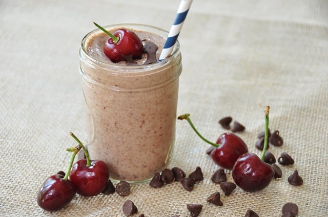 Готуємо літні коктейні вдома – Молочний коктейль із черешнею - фото 557402