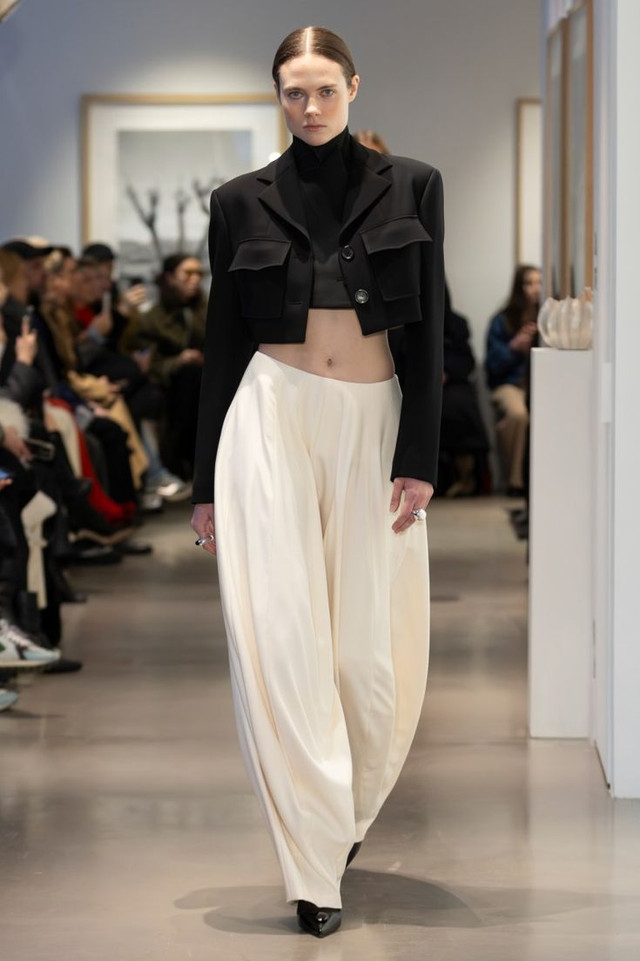 Штани на резинці і пальто - фото 557502