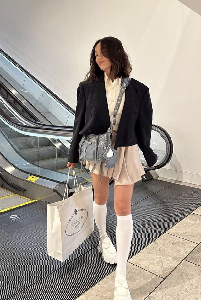 Лляна мініспідниця і білі шкарпетки - фото 557503