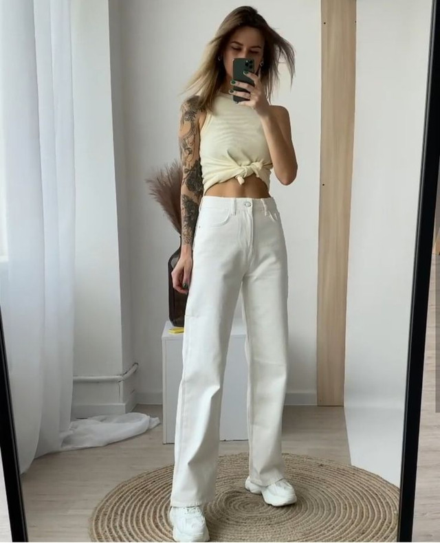 Білі джинси і напівпрозора блузка - фото 557504