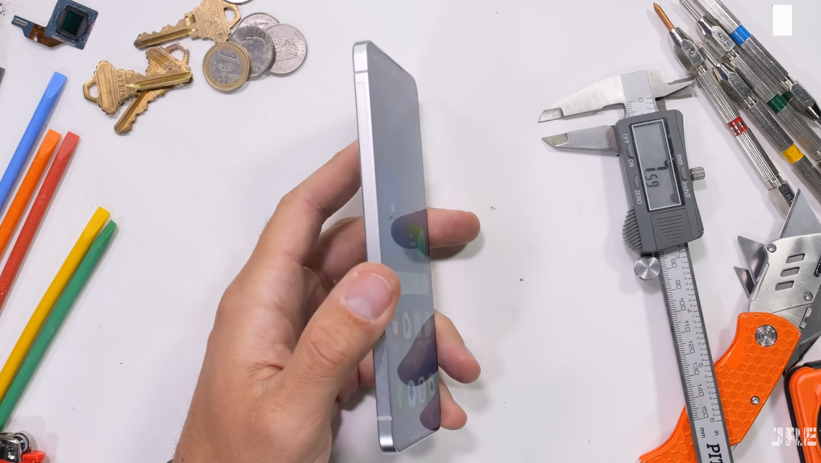 Надтонкий Galaxy S25 Edge потрапив до рук "руйнівника смартфонів": чи витримав гаджет