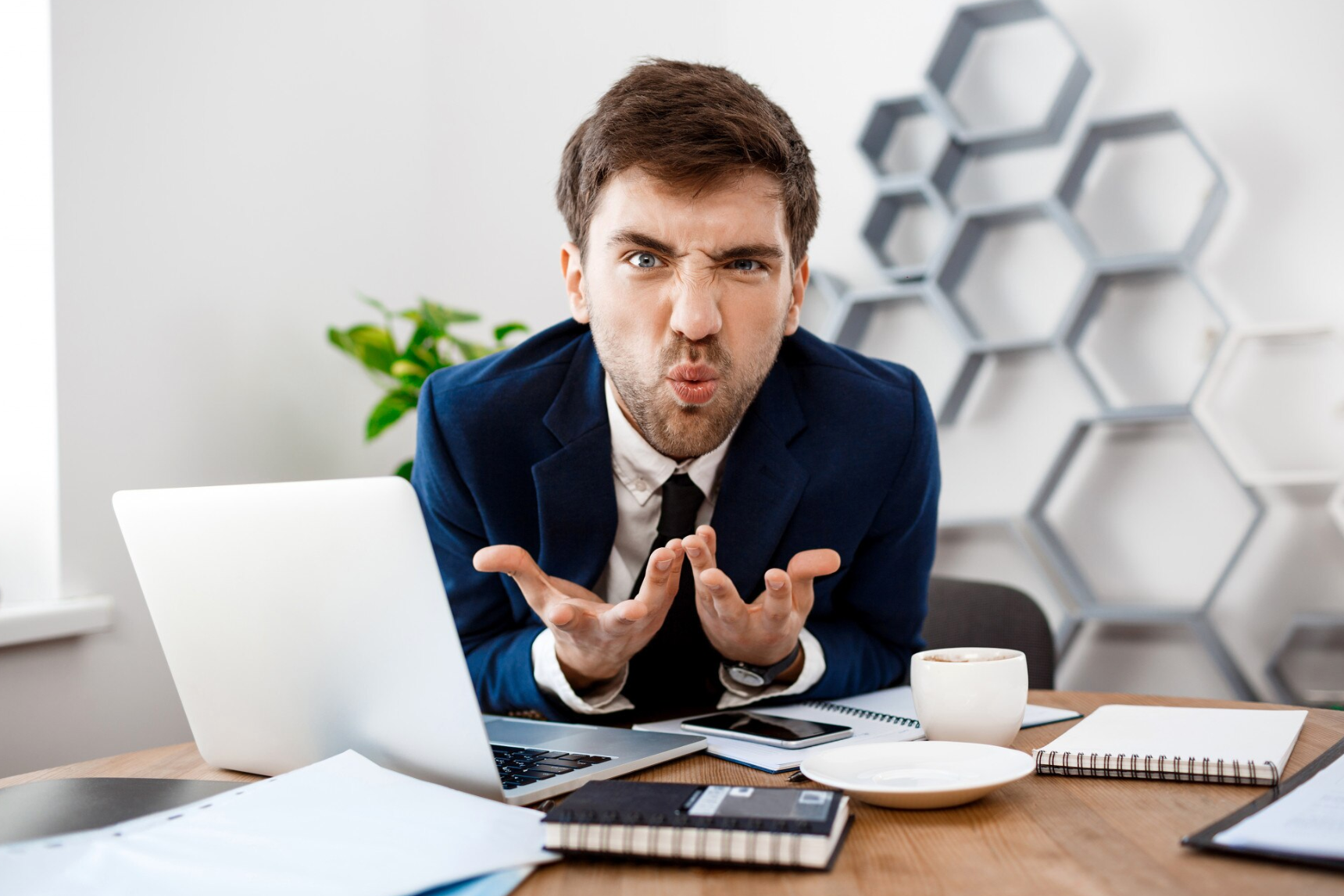 Бос не дасть вам видихнути: два знаки Зодіаку, на яких чекає напруга на роботі