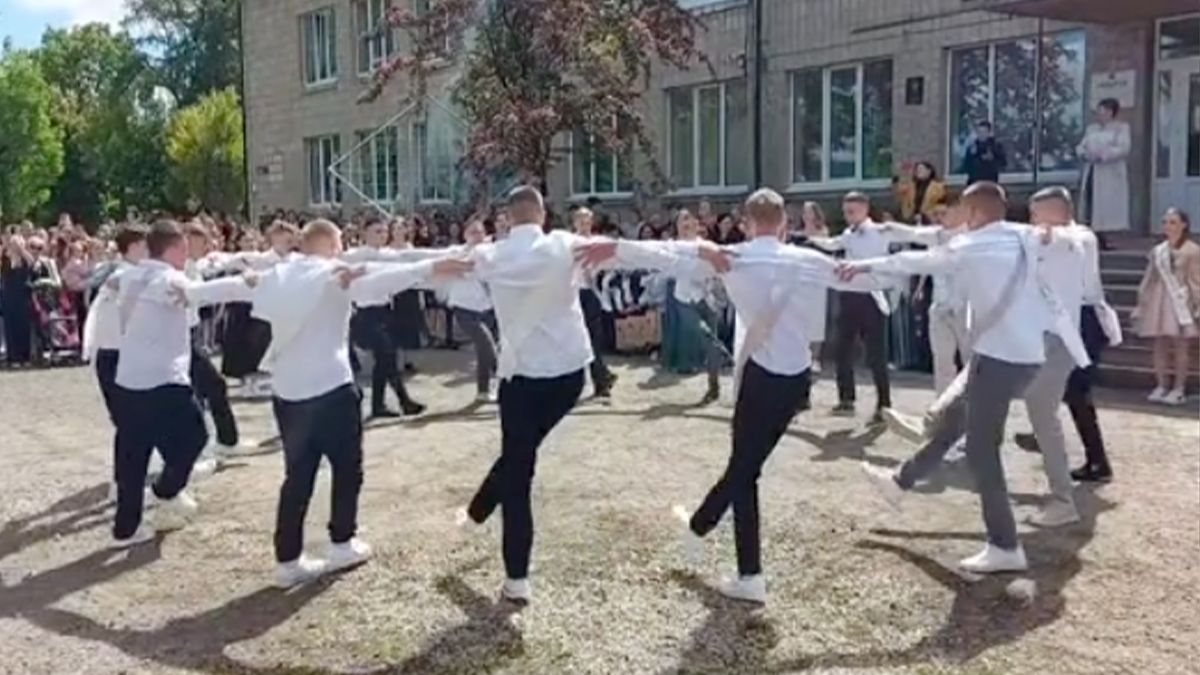 На Прикарпатті випускники замість вальсу станцювали аркан: відео вразило мережу до сліз