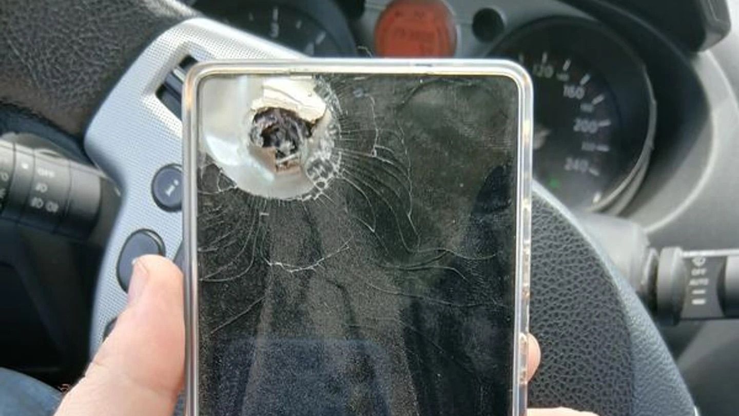 Galaxy S25 Ultra врятував життя українському військовому: уламок застряг у смартфоні