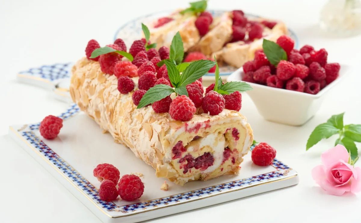 Меренговий рулет – легкий десерт для літа - фото 1