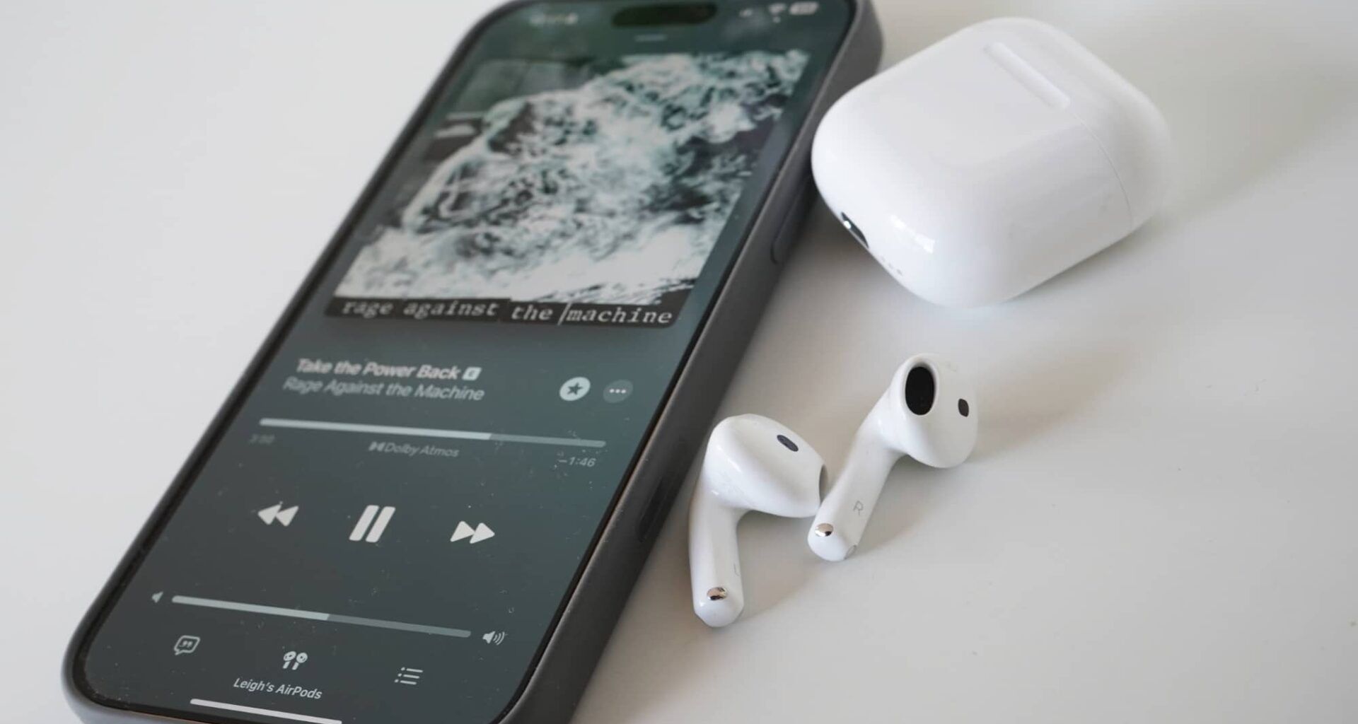 Фото за дотиком і автостоп музики уві сні: Apple здивує новими функціями AirPods