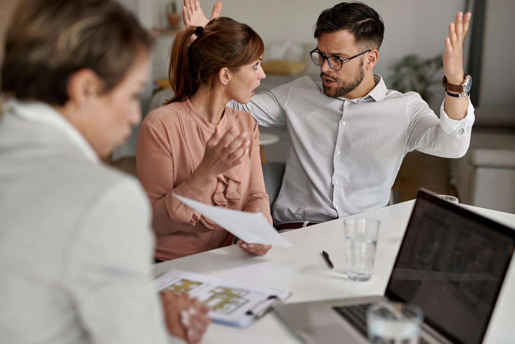 Два знаки Зодіаку, які завжди виграють у суперечках: що стоїть за їхньою переконливістю