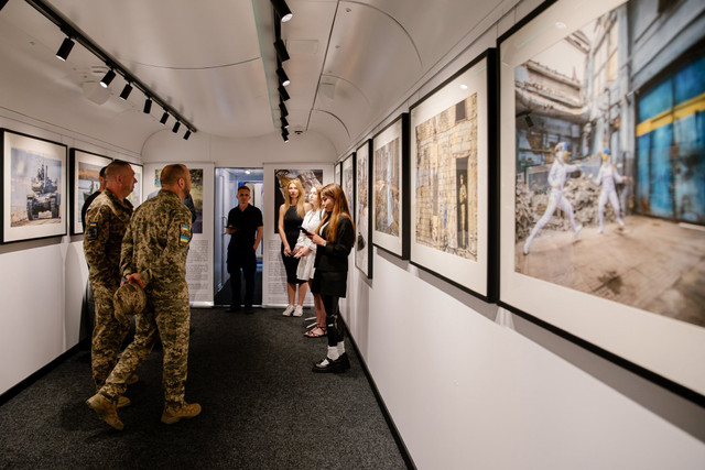 Укрзалізниця запустила потяг-галерею: як безплатно туди потрапити - фото 558378