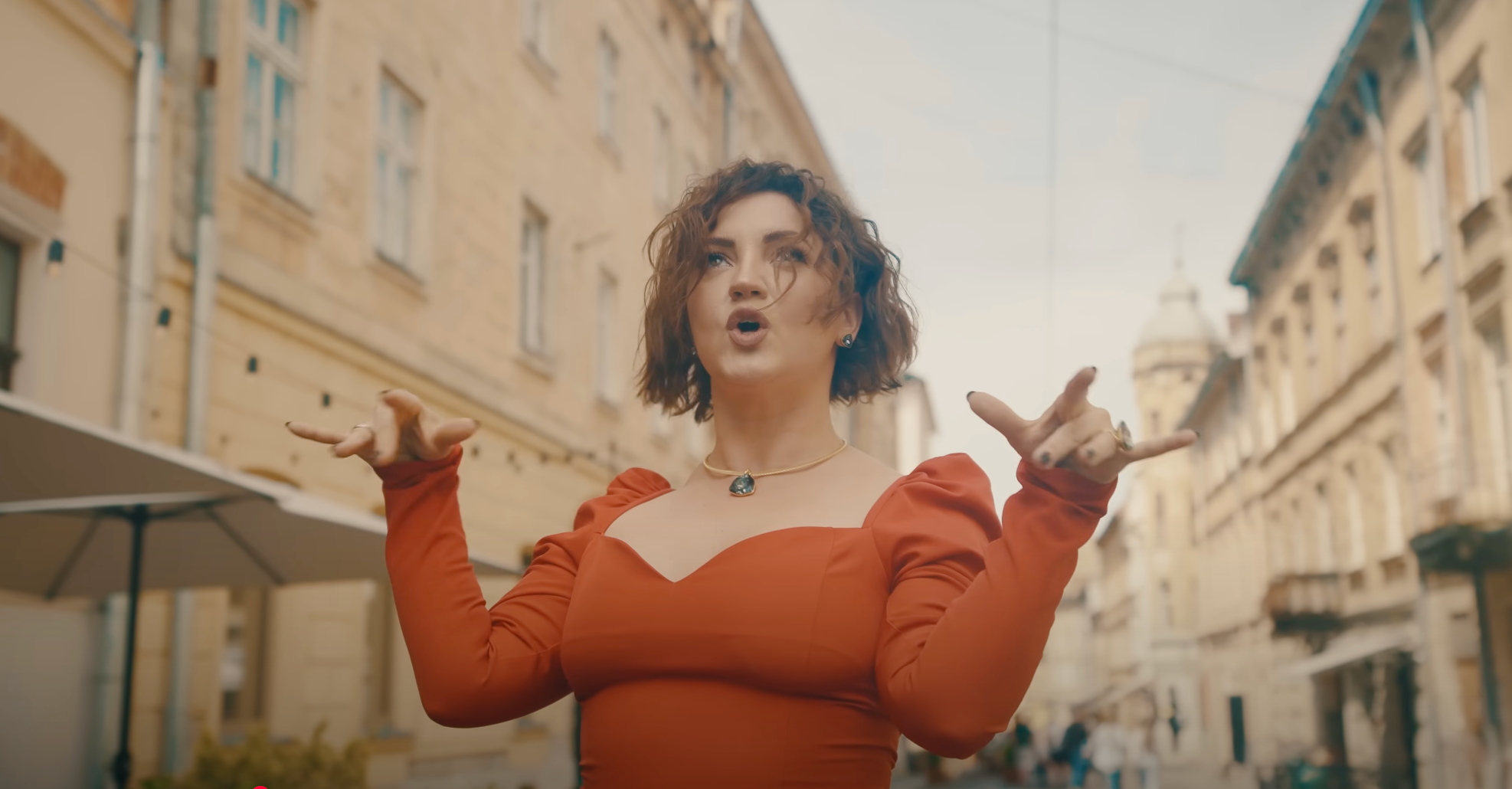 Оля Цибульська прогулялась Львовом в образі жабки у кліпі "Ненормальна"