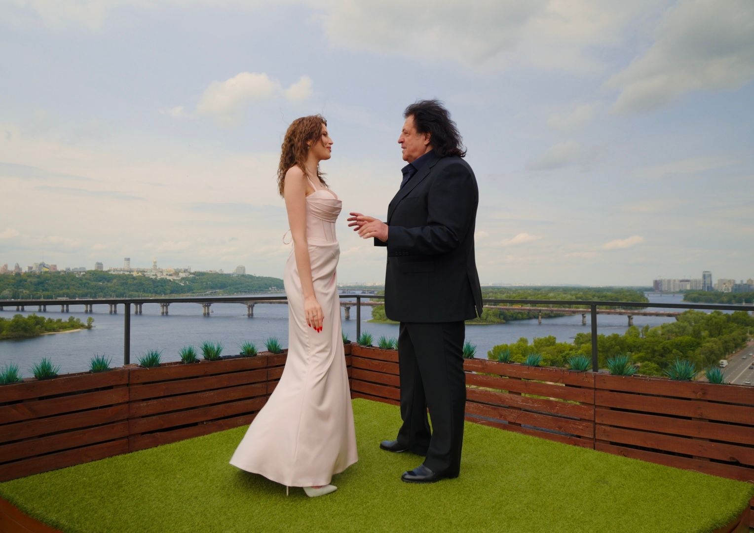 Несподіваний дует: ZHANNET та Іво Бобул заспівали про жіноче щастя, яке змінює долі