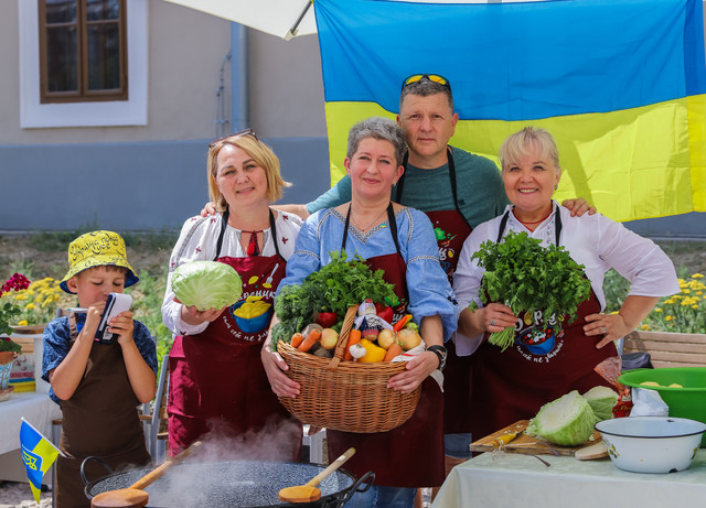 У Будапешті українці провели грандіозне Свято борщу: зварили аж 700 літрів - фото 558828