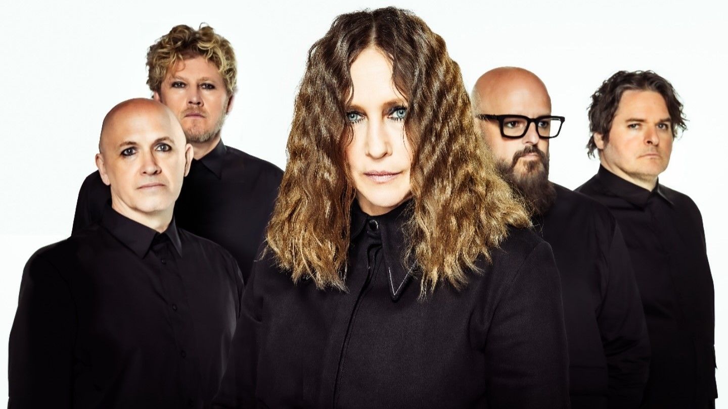 Щоб допомогти Україні: Віра Фарміґа та Gogol Bordello випускають кавер на "Червону руту"