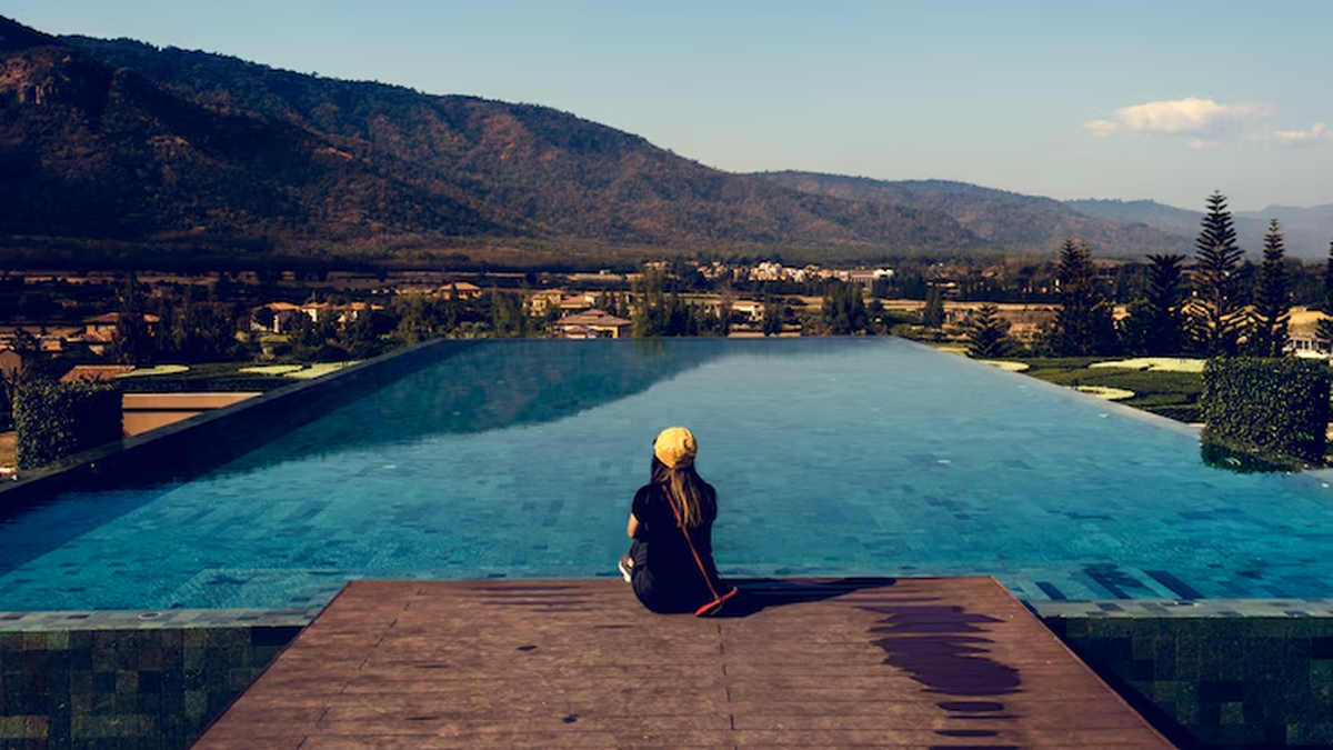 Чим корисний відпочинок біля басейну влітку?