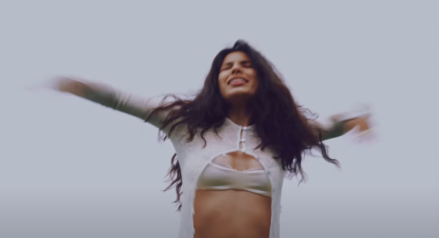 Michelle Andrade випустила відео на пісню про кохання, яке підіймає над землею