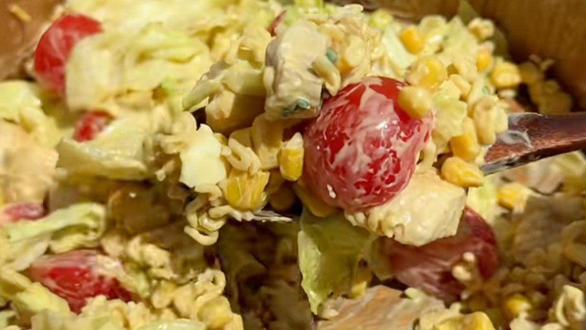 Можна їсти навіть під час схуднення: готуємо смачний салат з хрумкою вермішеллю