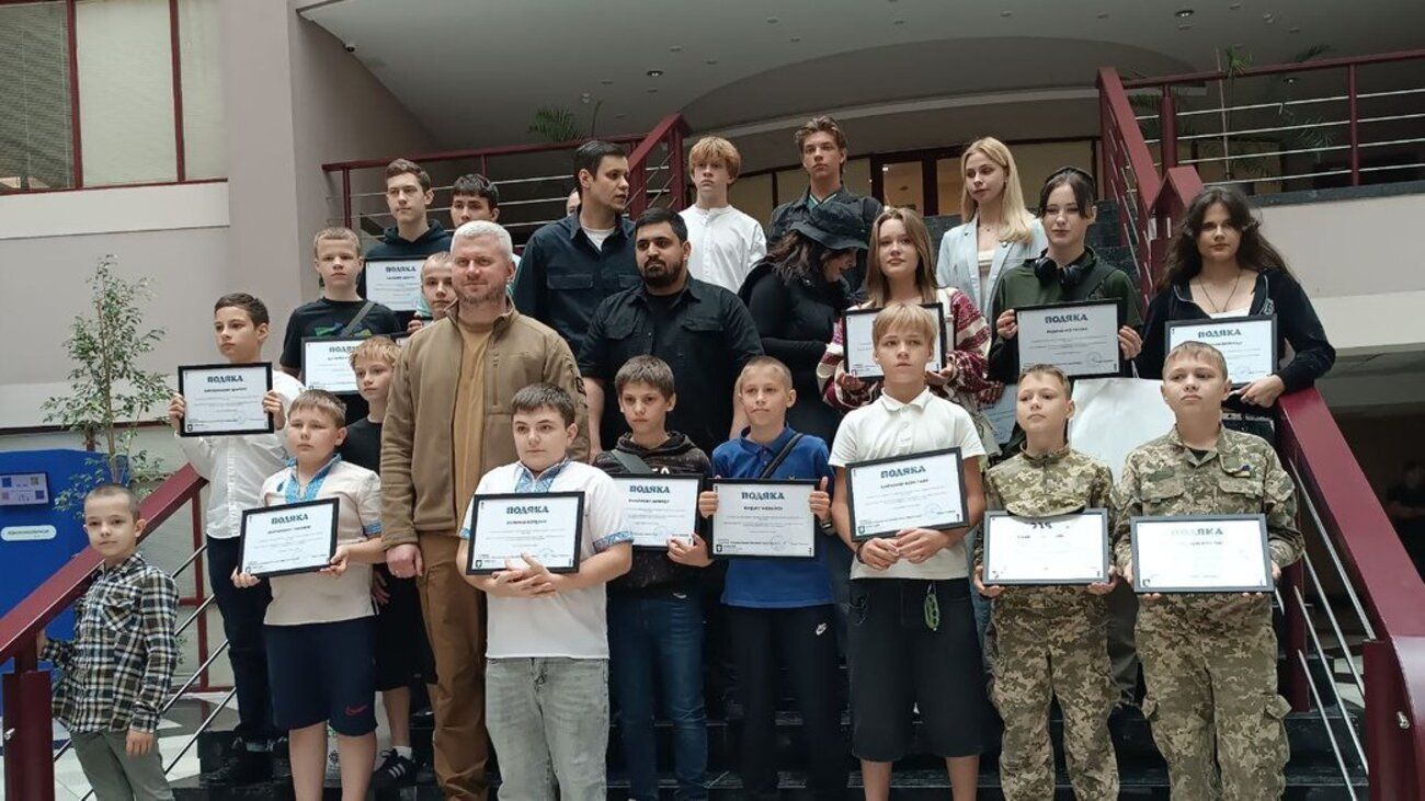 "Вклоняюся": у Києві нагородили дітей, які розбирали завали після ракетного удару - фото 1