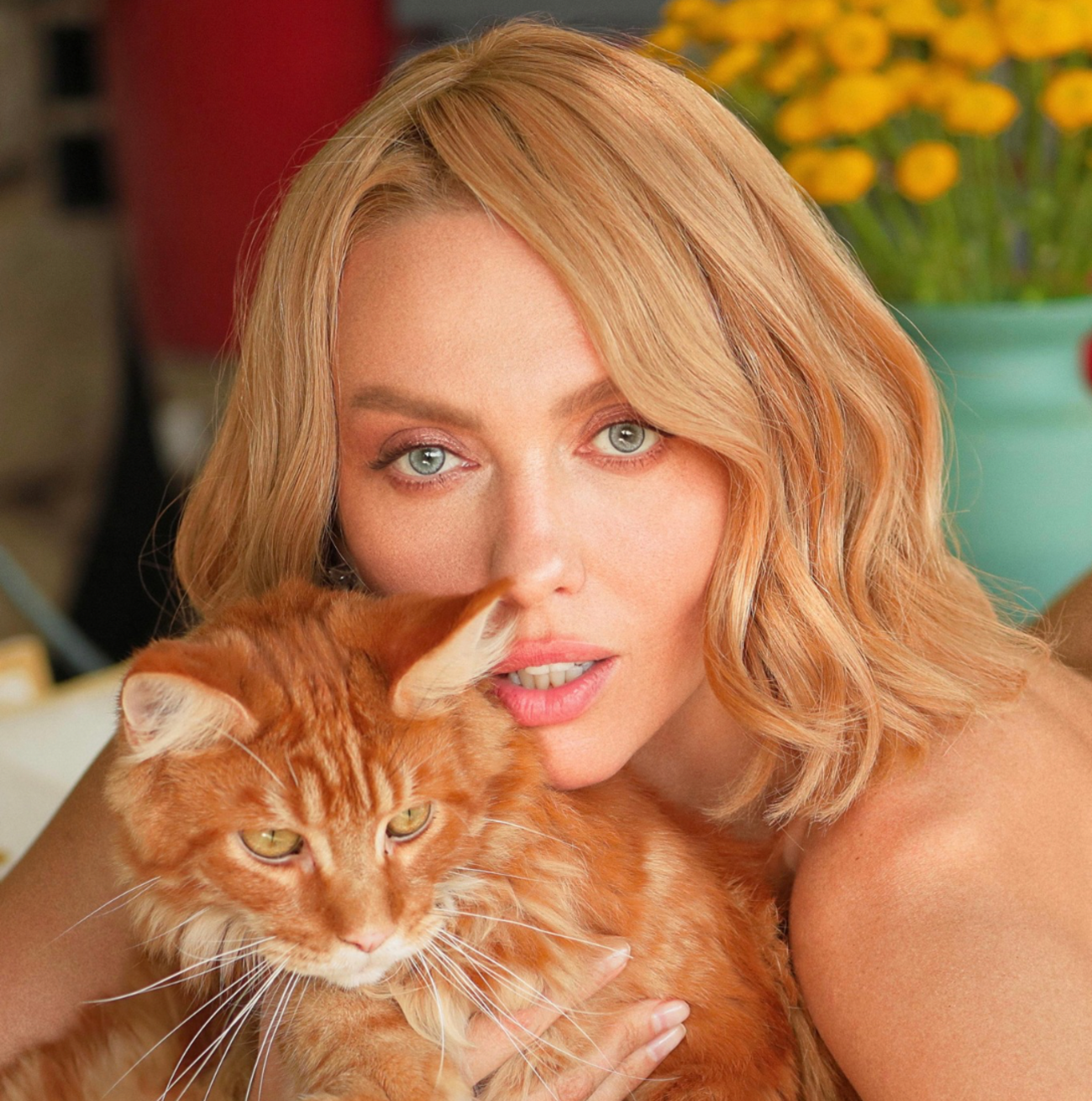 Відверта краса заради благодійної мети: Оля Полякова показала фото для Playboy