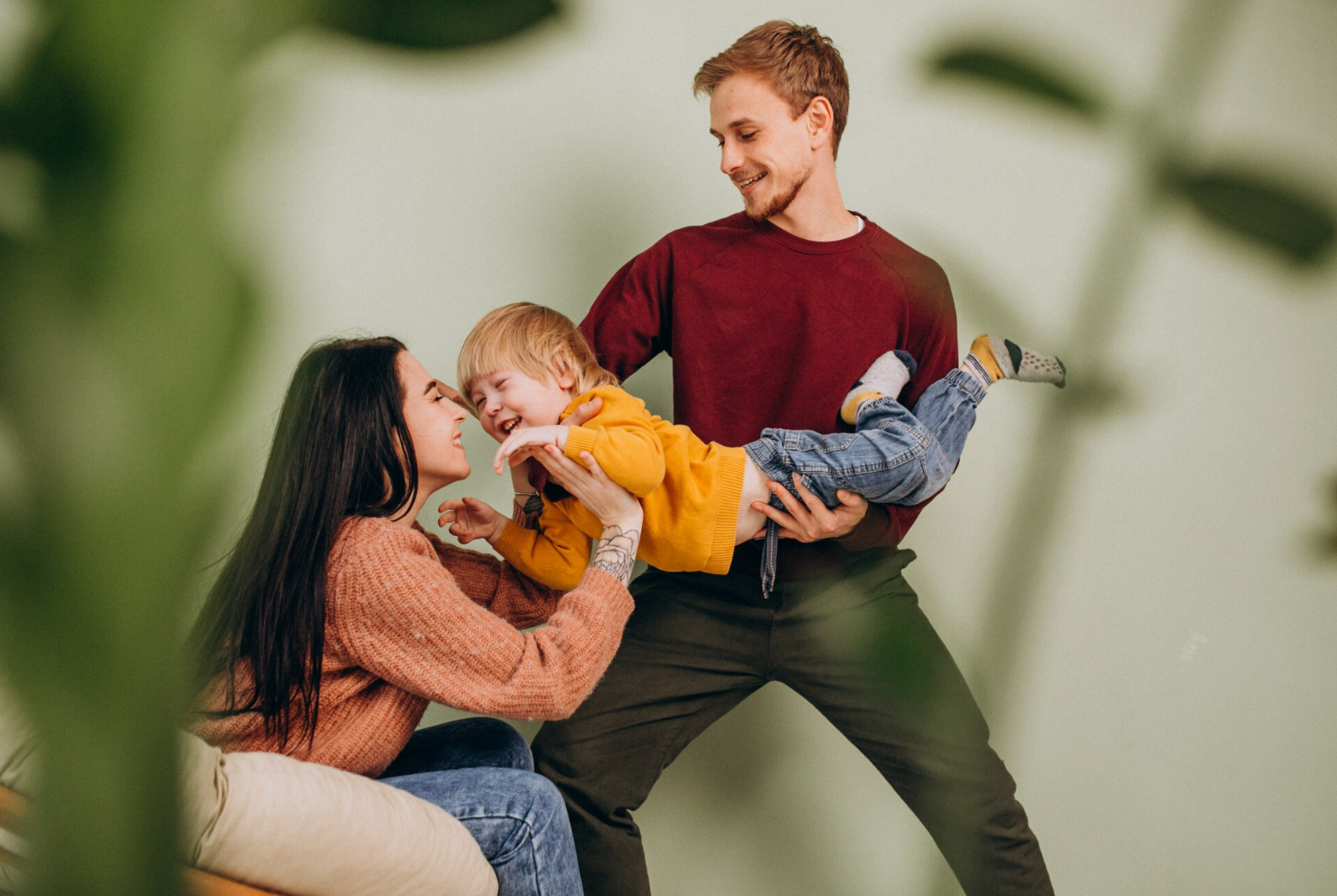 Важливо розуміти, коли дитина може сісти вам на шию - фото 1