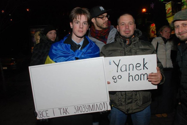 Роман Ратушний (ліворуч) під час Революції Гідності, 2013 рік - фото 559312