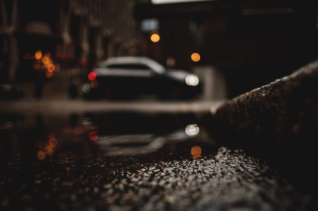 Експерти назвали проблеми, які можуть виникнути після проїзду через калюжі - фото 559321