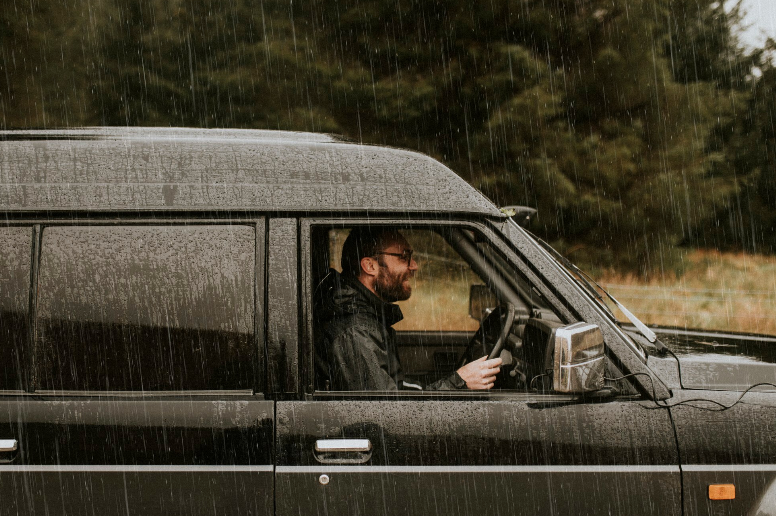 Проїзд через калюжі може негативно впливати на ваше авто - фото 1