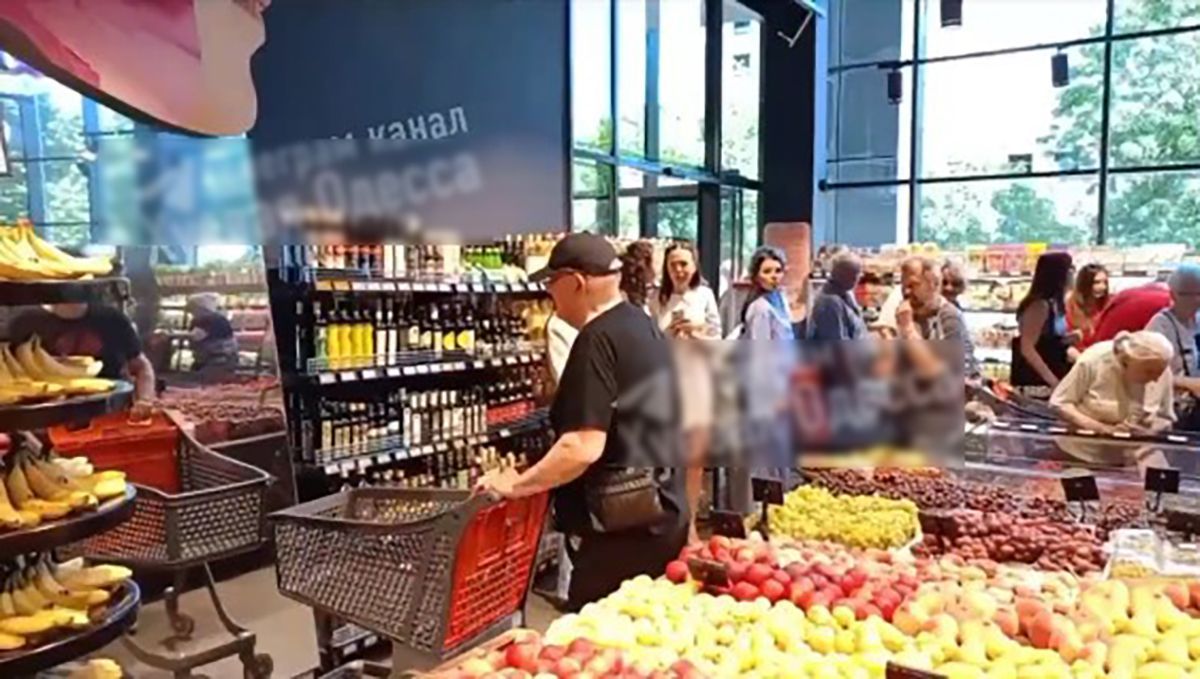 В Одесі чоловік програв бій своєму відображенню: кумедне відео з супермаркету