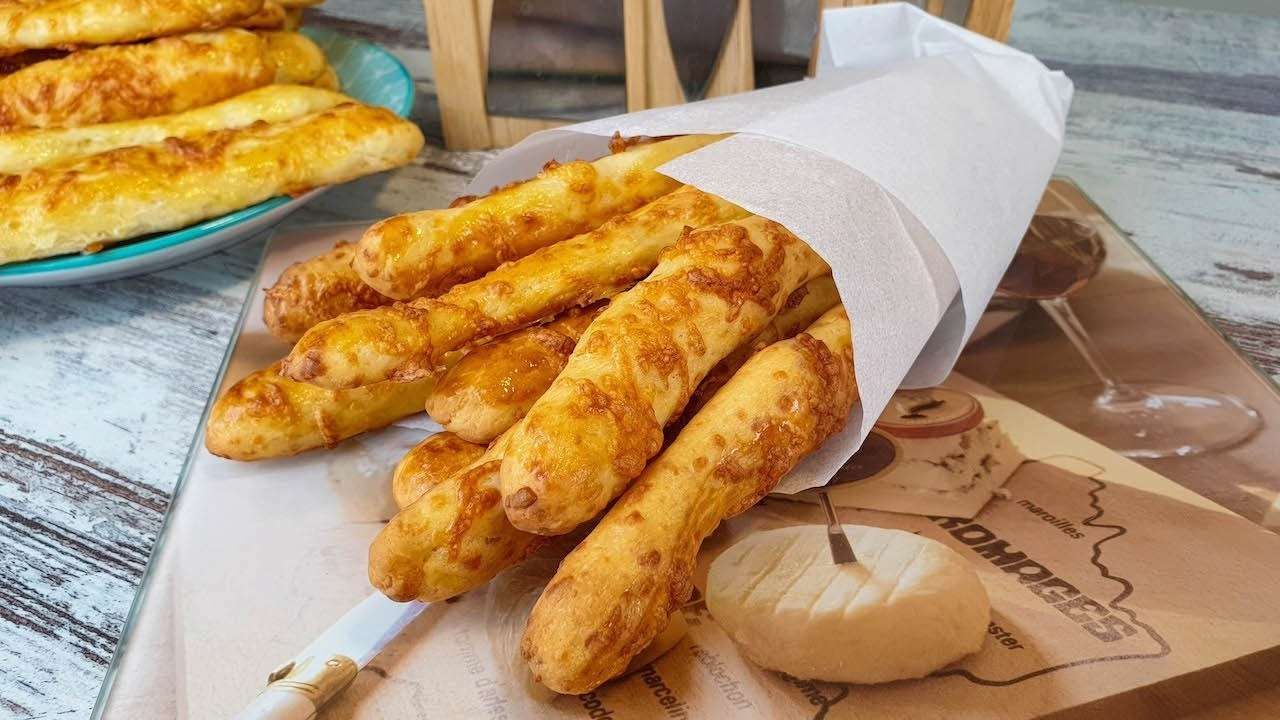 Готуємо слоєні палички з ковбасою та сиром - фото 1