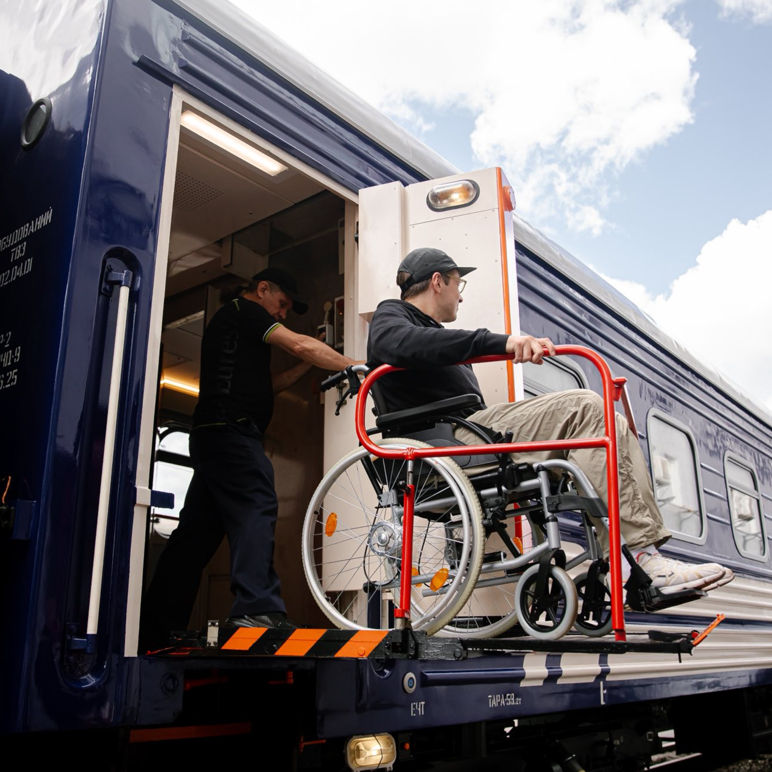 Укрзалізниця презентувала перший безбар'єрний вагон для пасажирів на кріслах колісних