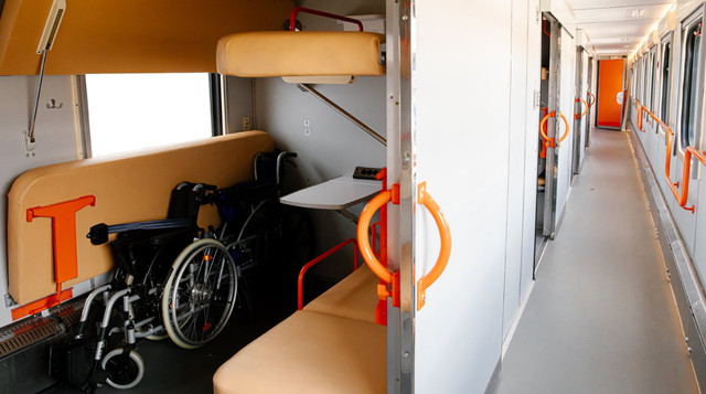 Укрзалізниця презентувала перший безбар'єрний вагон для пасажирів на кріслах колісних - фото 559588