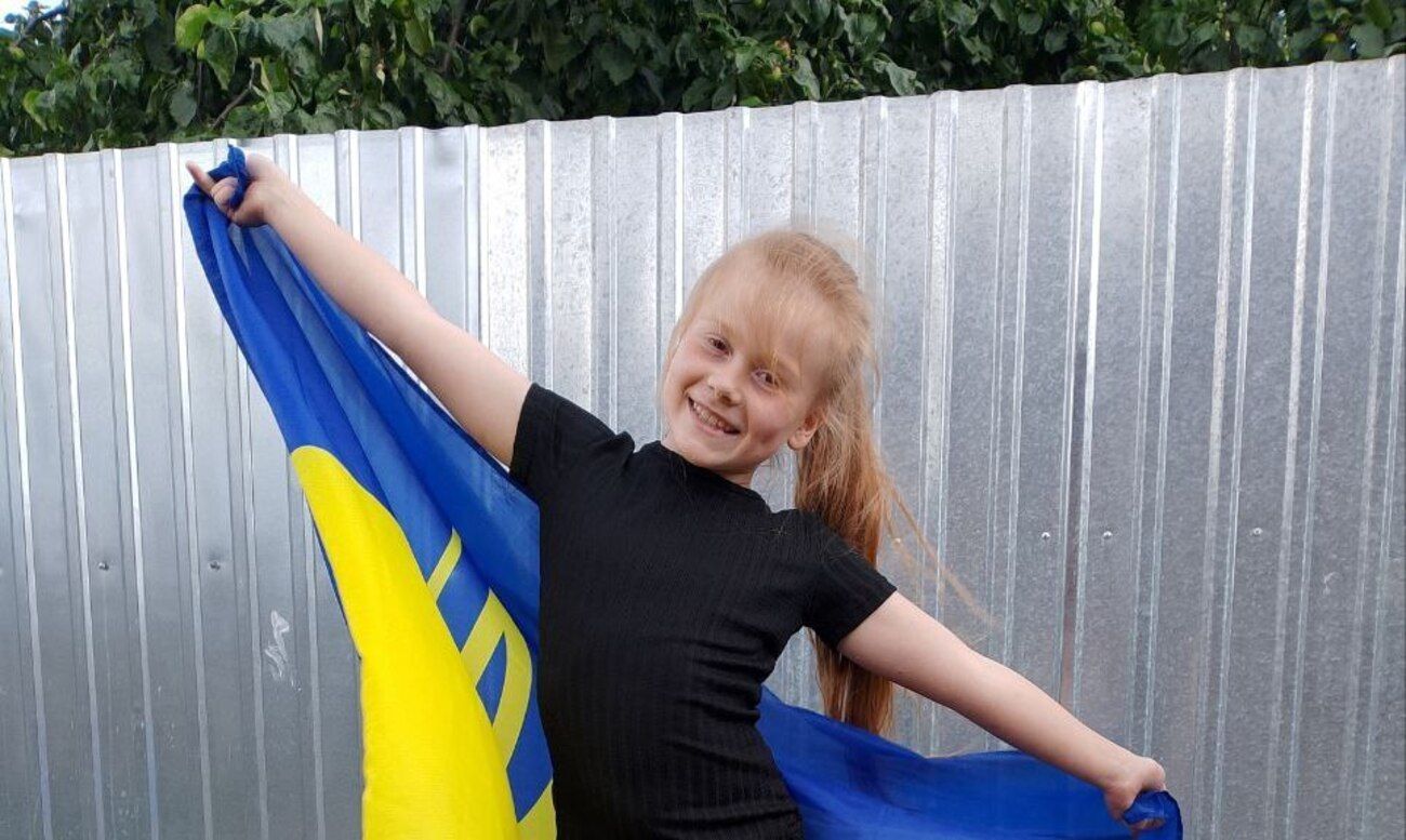 Ліза зустрічає героїв, які повертаються з полону: як оборонці ЧАЕС подякували дівчинці