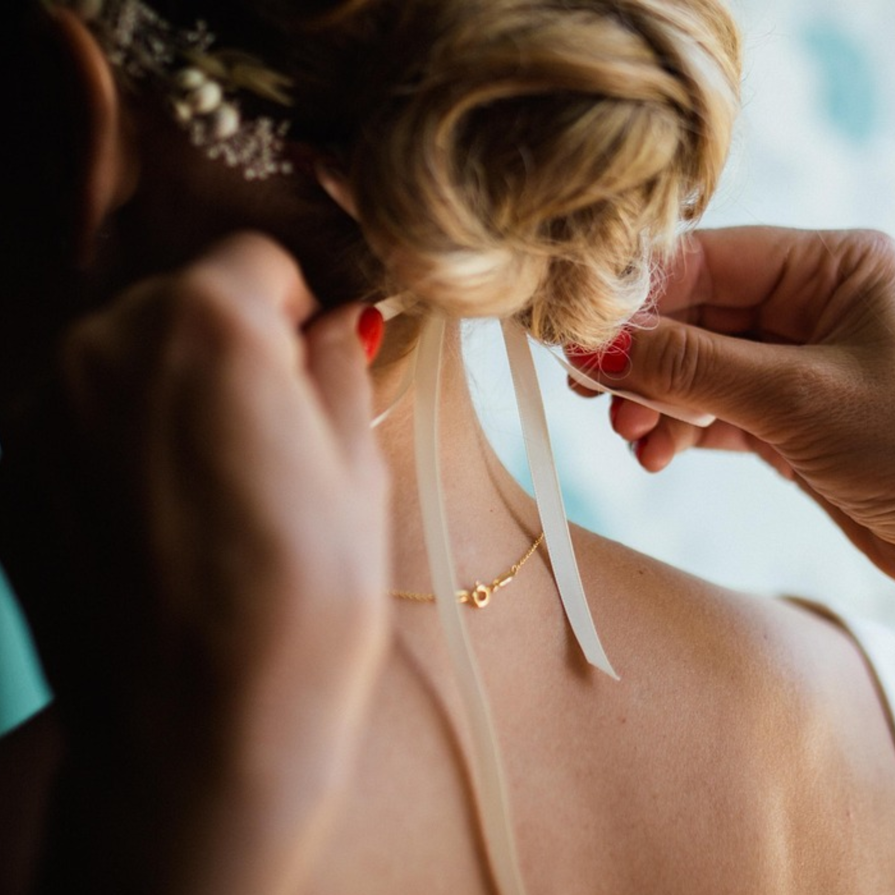 Два трендові аксесуари для літніх зачісок на довгому волоссі