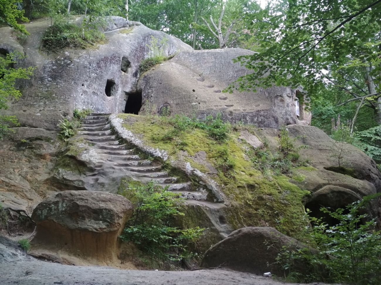 Тисячолітній лабіринт серед гір: яке містичне місце на Львівщині варто відвідати у вихідні