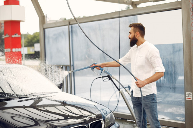 Ніколи не мийте авто у спекотний день: чому це небезпечно для кузова і гаманця - фото 559839