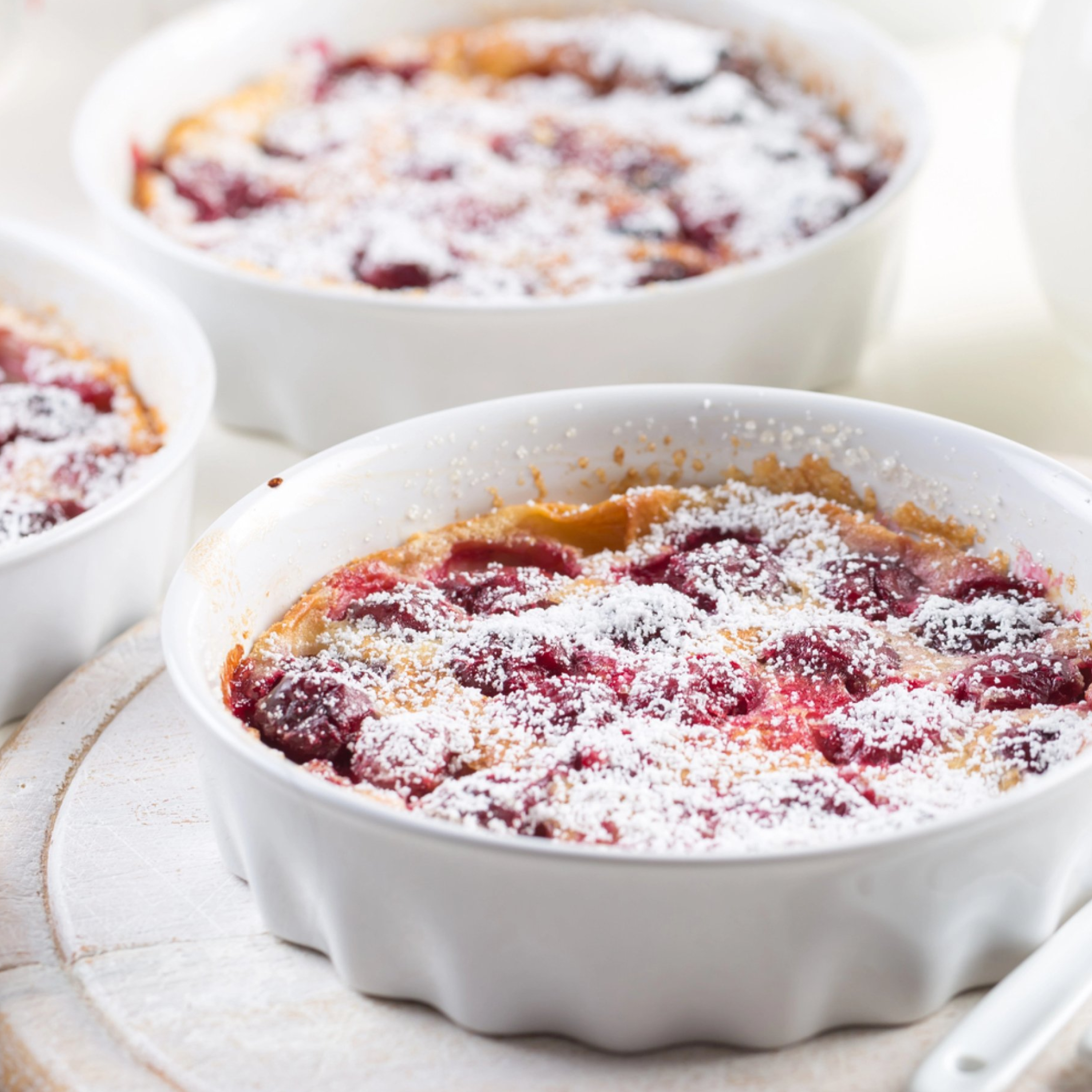 Клафуті з черешнями: рецепт ніжного літнього пирога