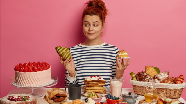 Надмірна кількість солодощів може викликати здуття - фото 560097