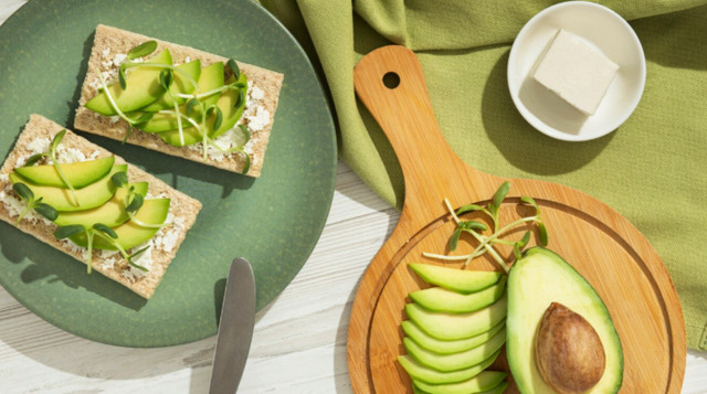 Цільнозерновий тост з авокадо - фото 560281