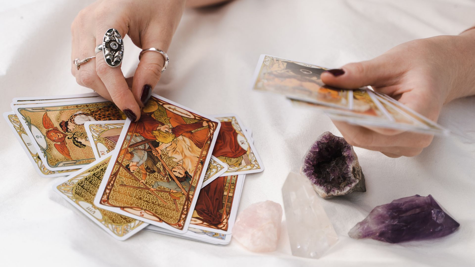 Гороскоп на 18 липня: хто зі знаків матиме успіх, а кому краще взяти паузу в роботі