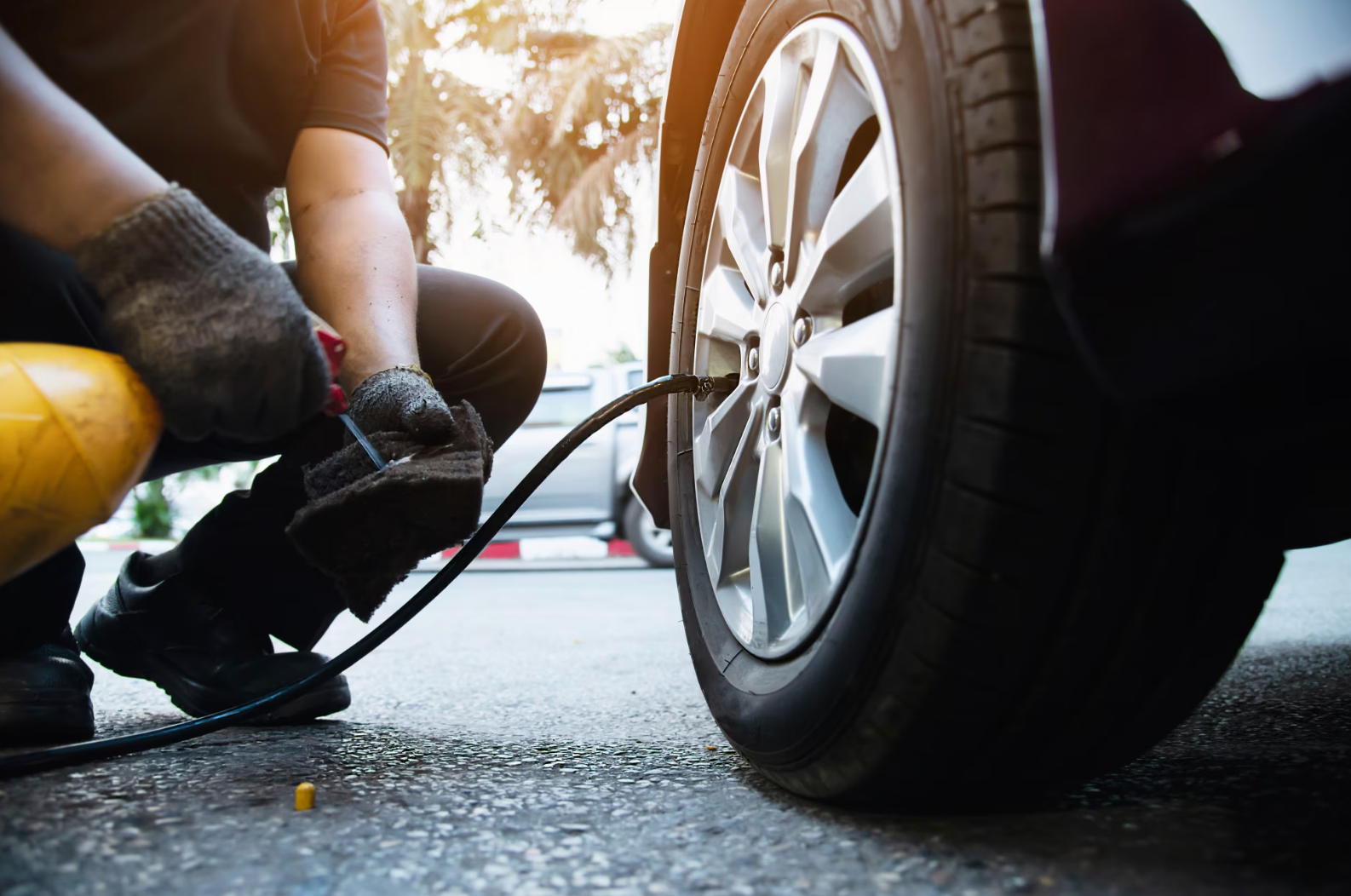 Навіть до кінця сезону не протримається: поширені помилки які вбивають літню гуму